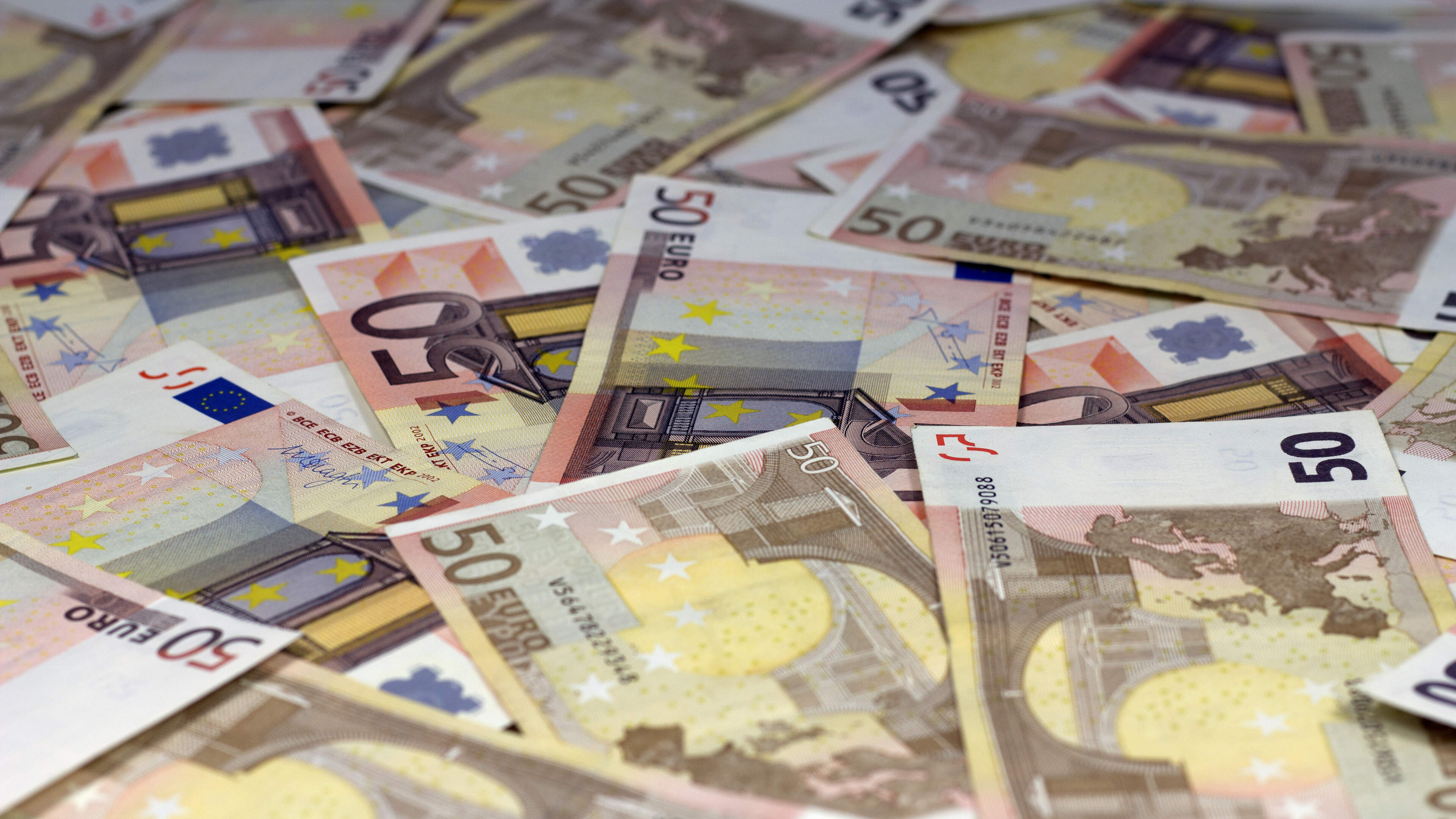 Man (39) uit Tweede Exloërmond opgepakt voor bezit vuurwapen, drugs en 27.000 euro vals geld